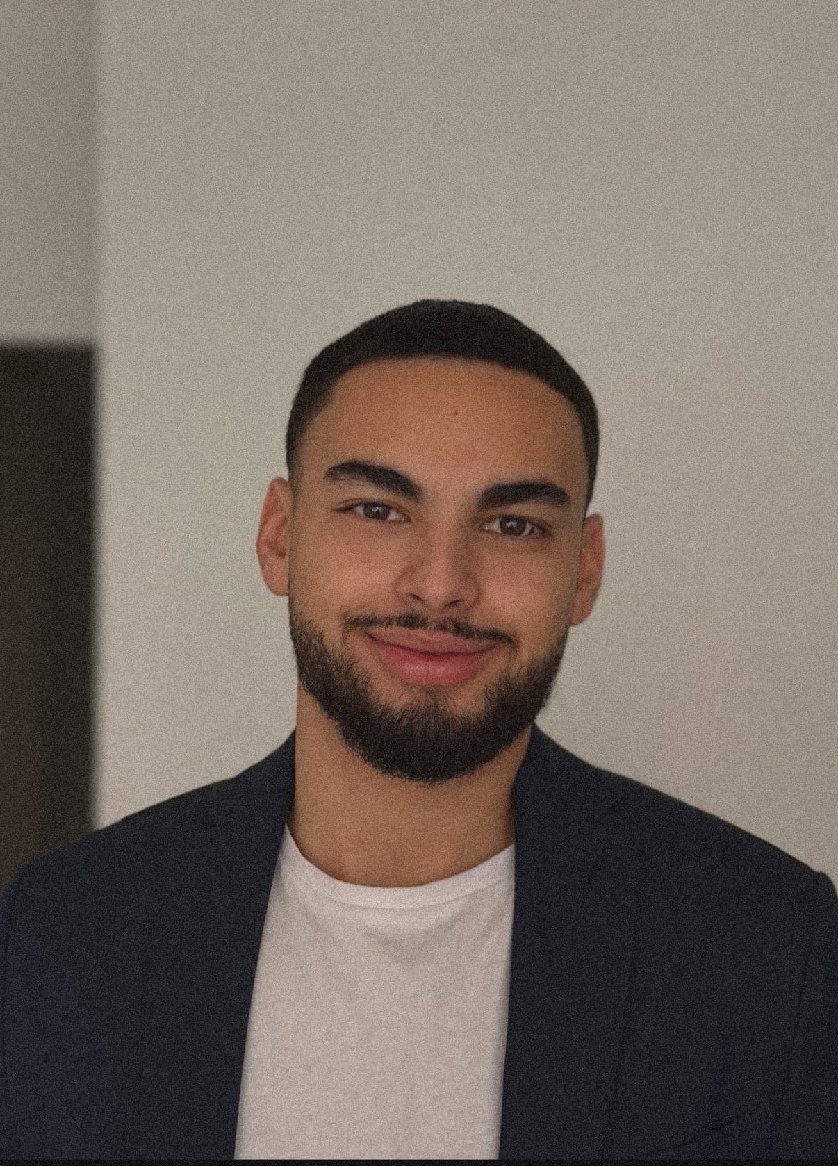 Portrait de Keryan Bouzerda, fondateur de Vallerio Studio